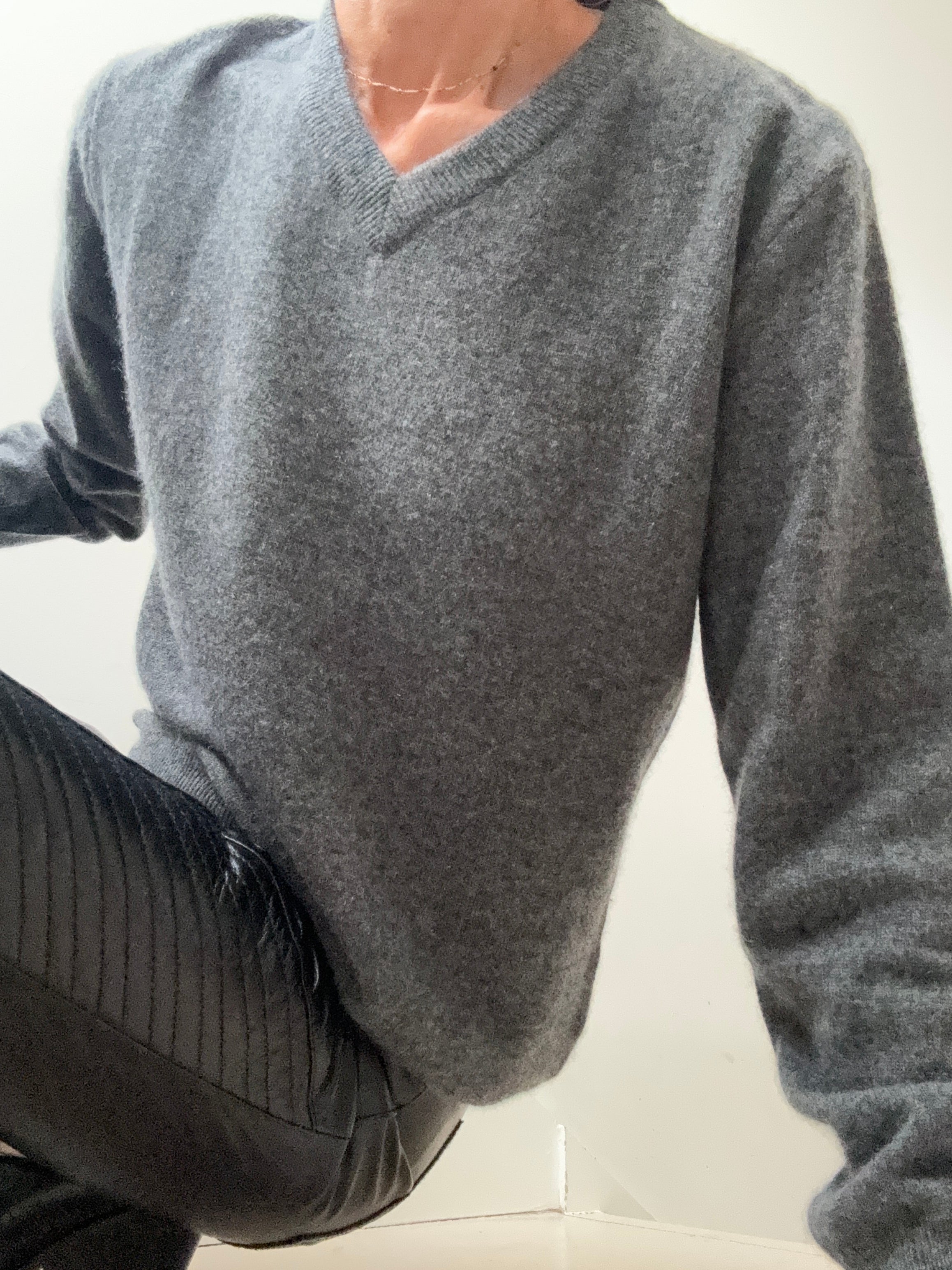 Classics Mens Cashmere V Neck Grey | Jumpers