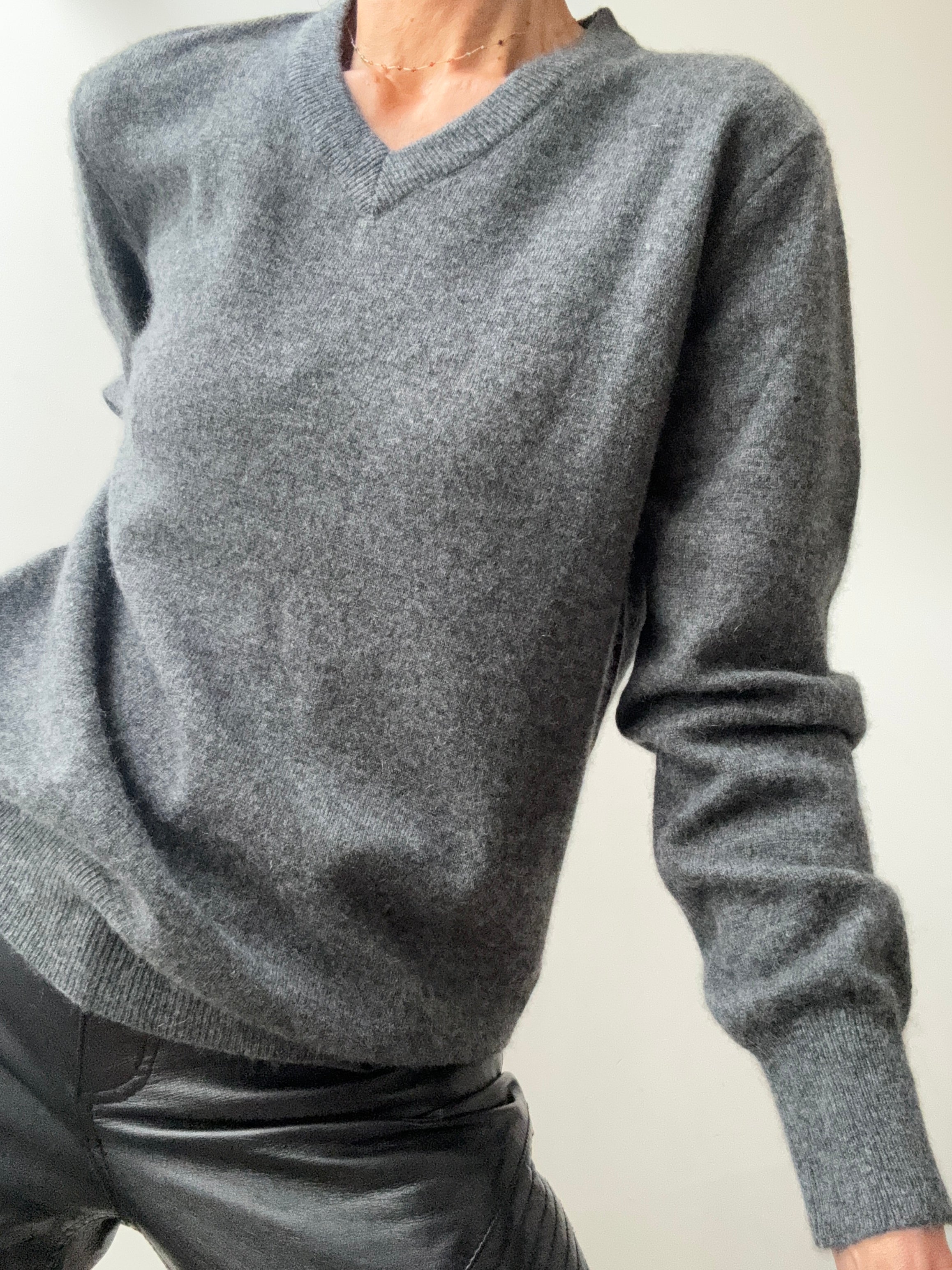 Classics Mens Cashmere V Neck Grey | Jumpers