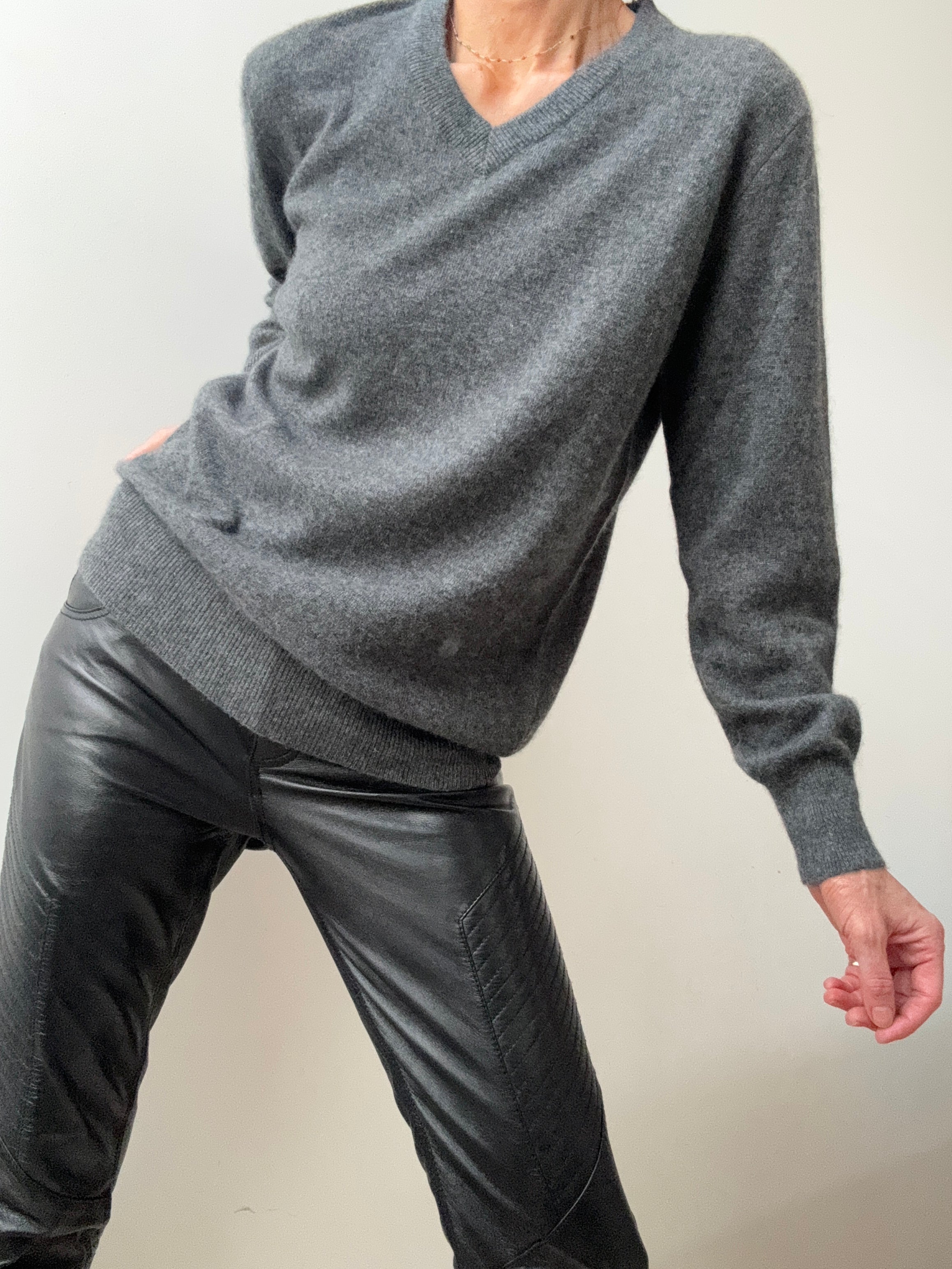 Classics Mens Cashmere V Neck Grey | Jumpers