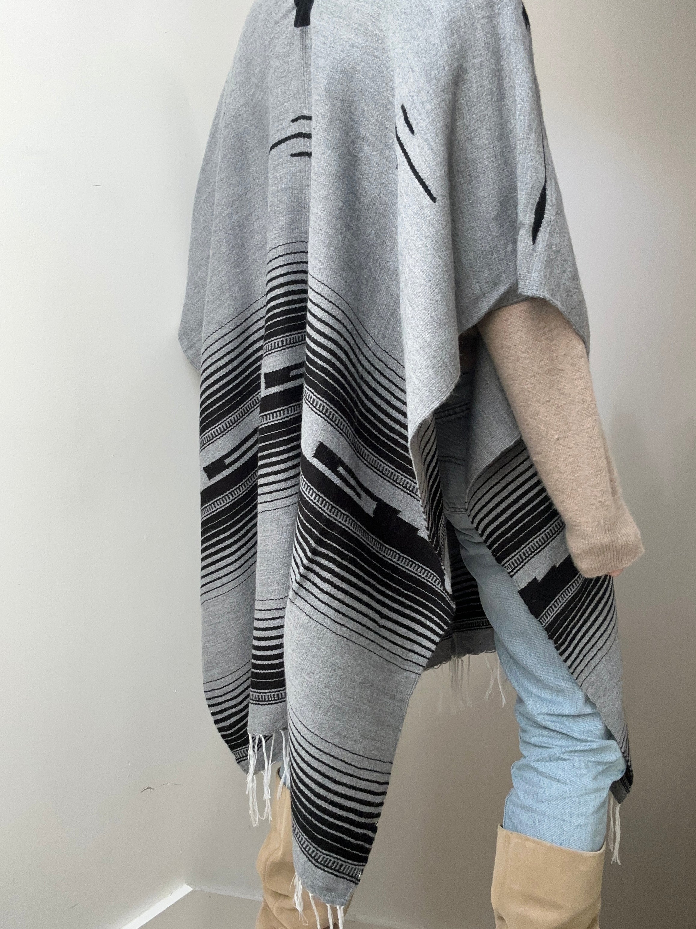 En Telar Woven Poncho Grey | Ponchos