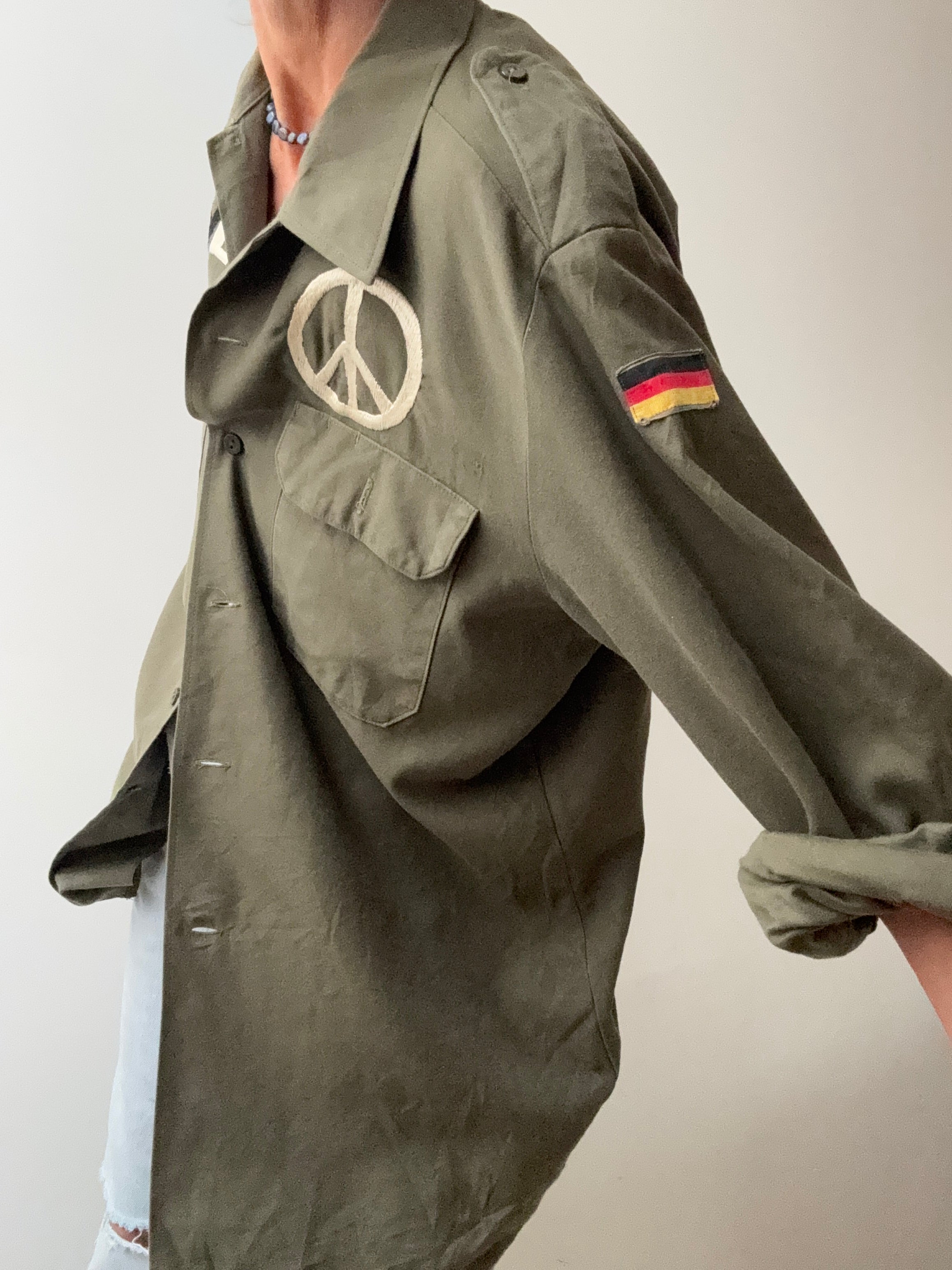 Future Nomads Shirts Medium Peace & Love Army AW254