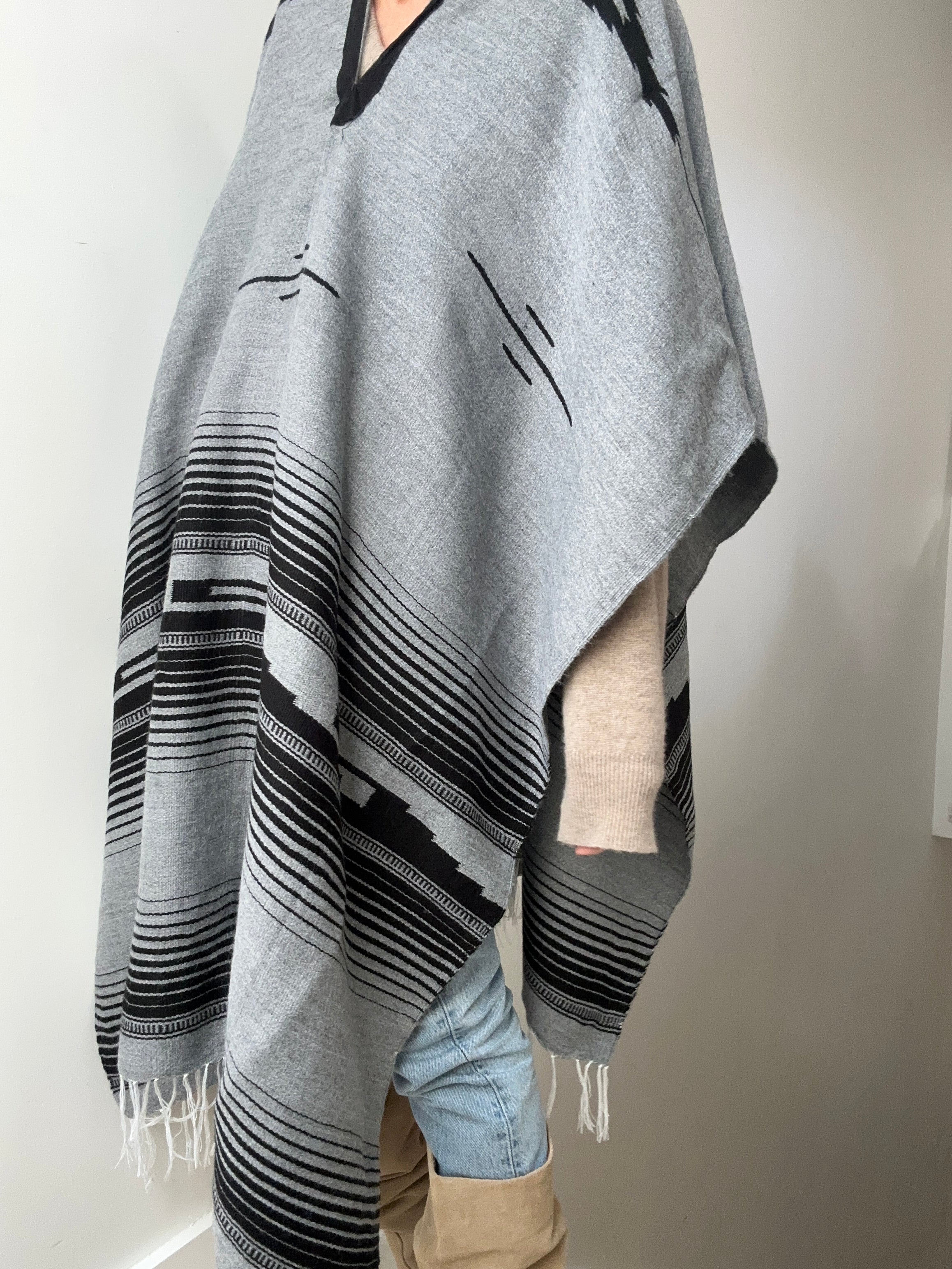 En Telar Woven Poncho Grey | Ponchos