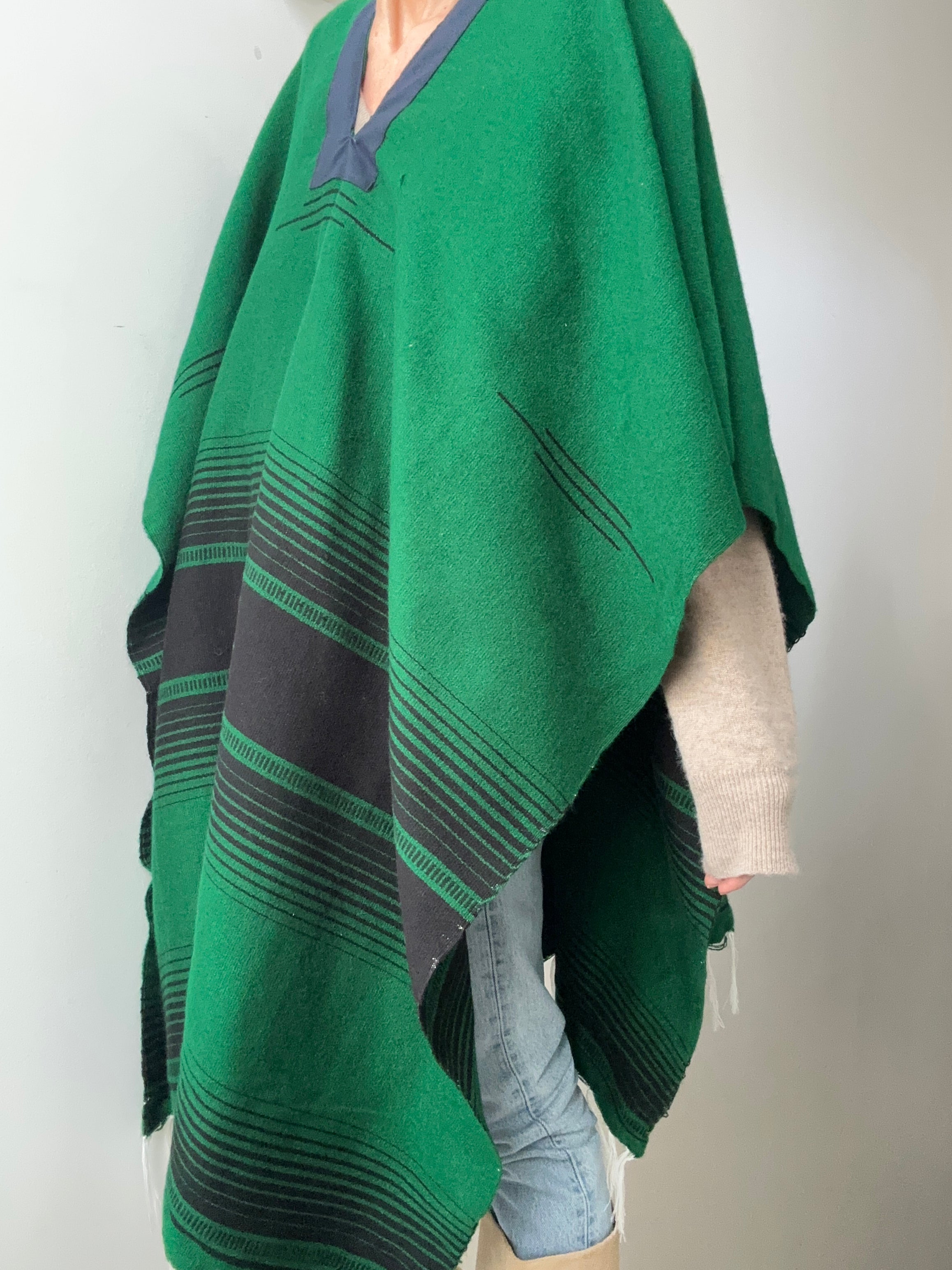 En Telar Woven Poncho Green | Ponchos