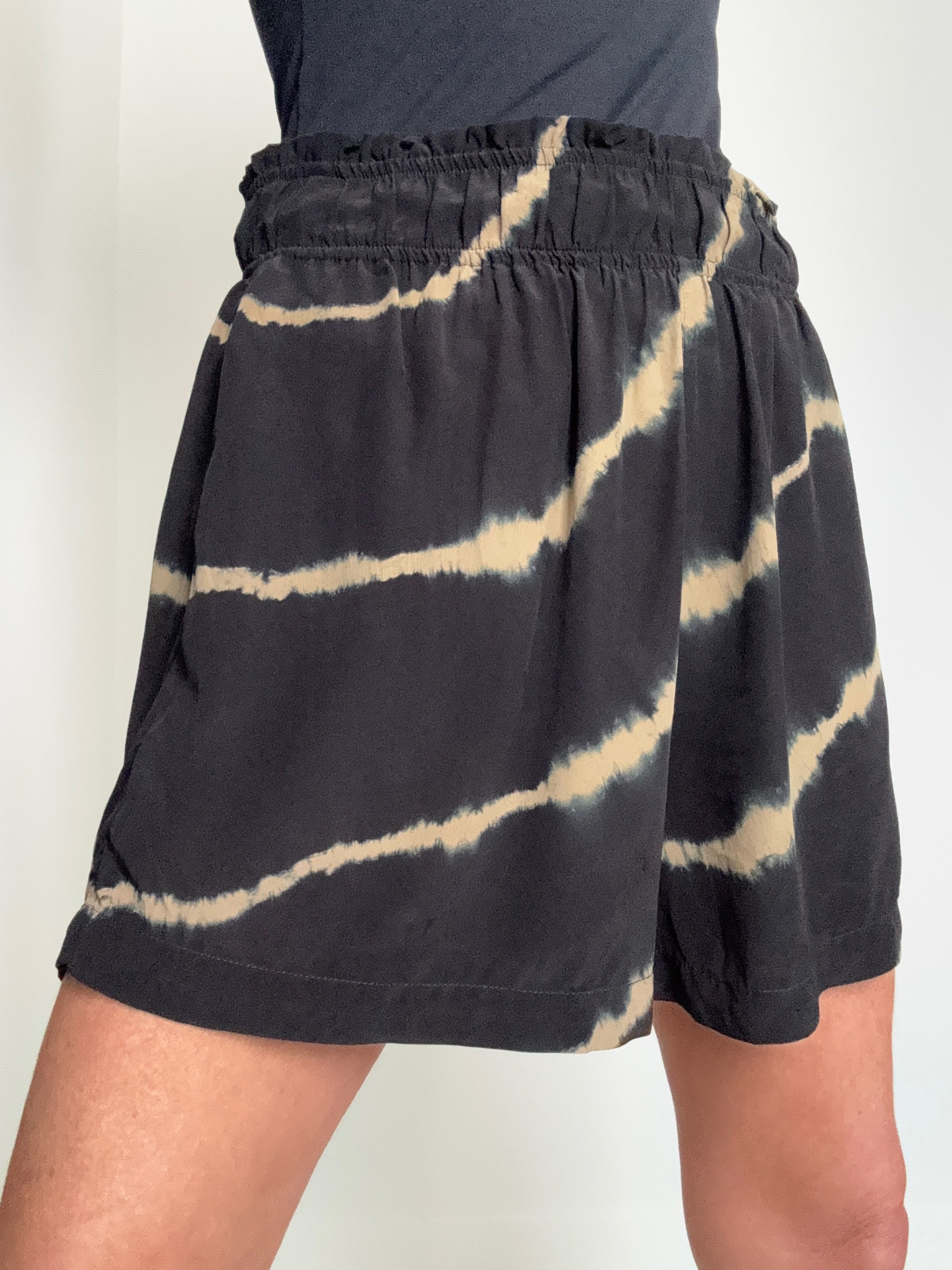 Nous Antwerp Shorts Sonia Silk Shorts Black Latte