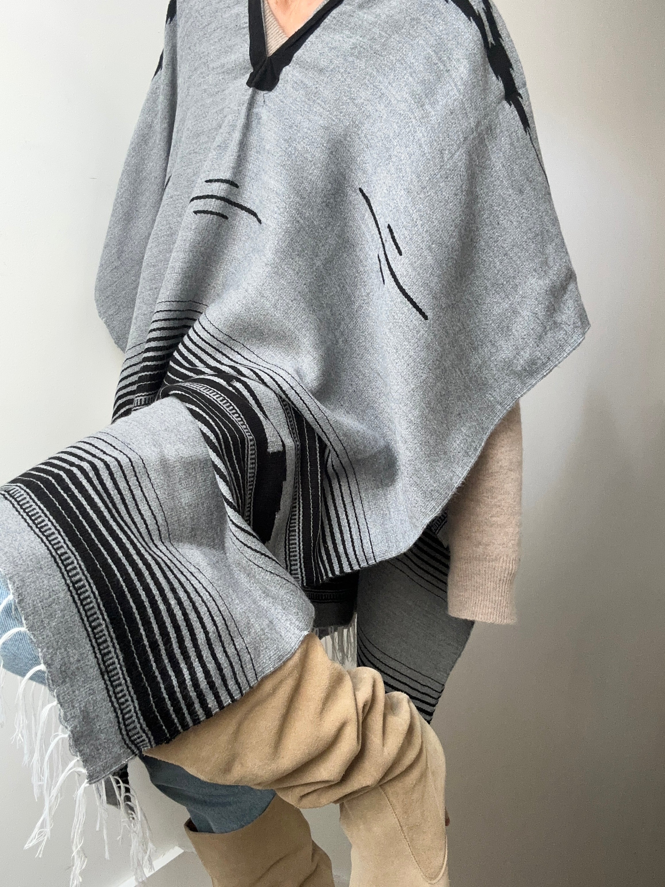 En Telar Woven Poncho Grey | Ponchos