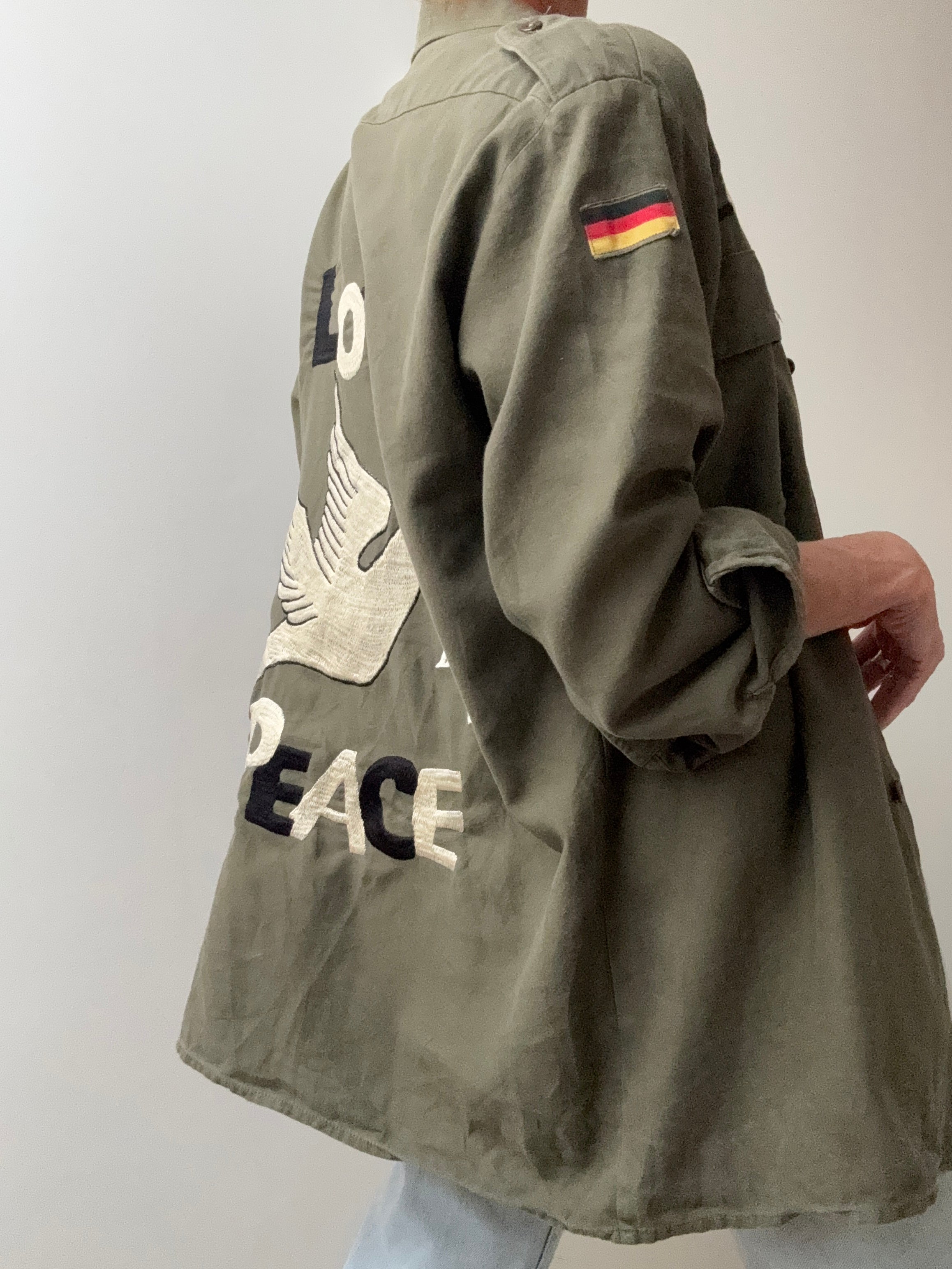 Future Nomads Shirts Medium Peace & Love Army AW254