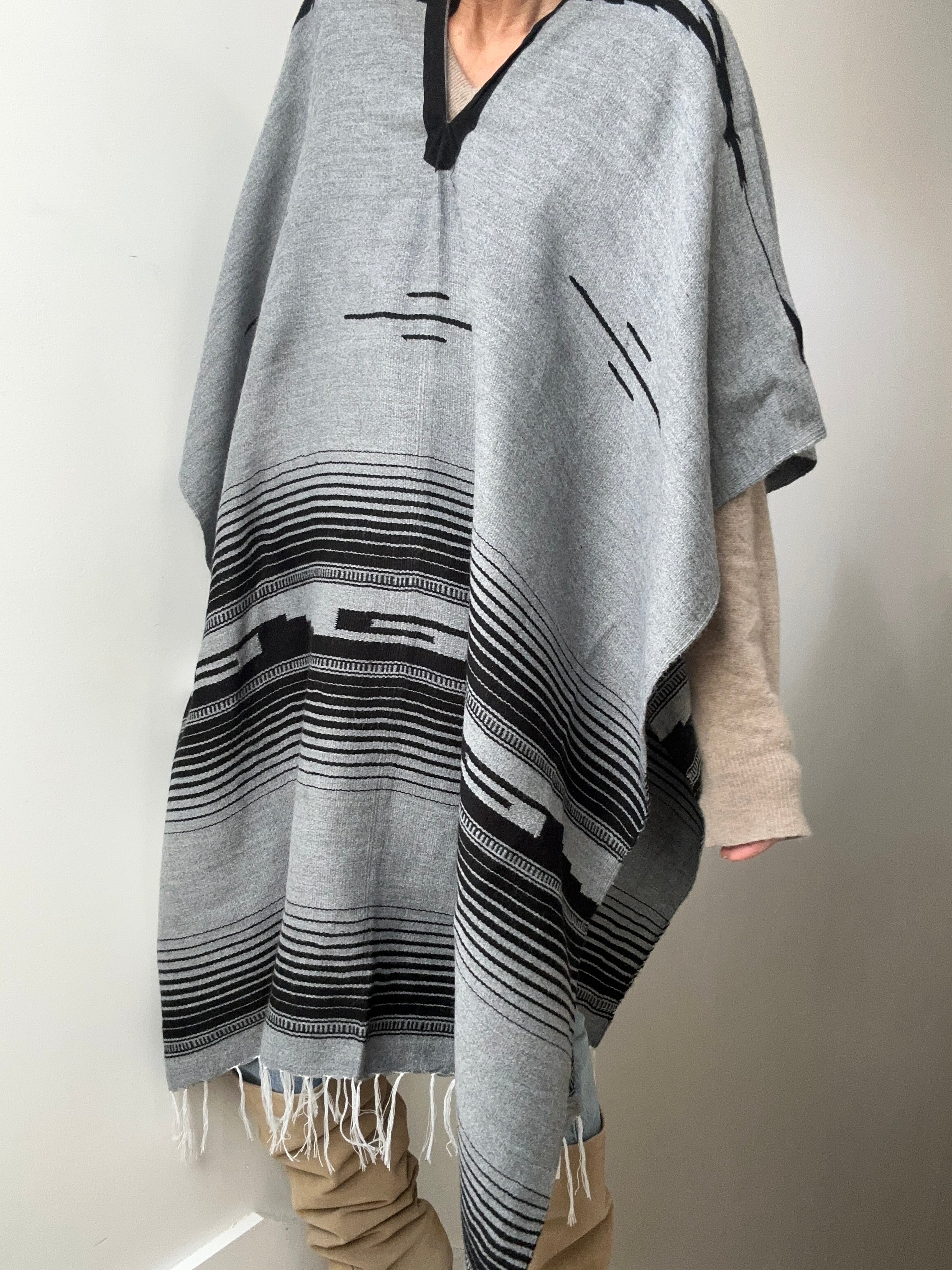 En Telar Woven Poncho Grey | Ponchos