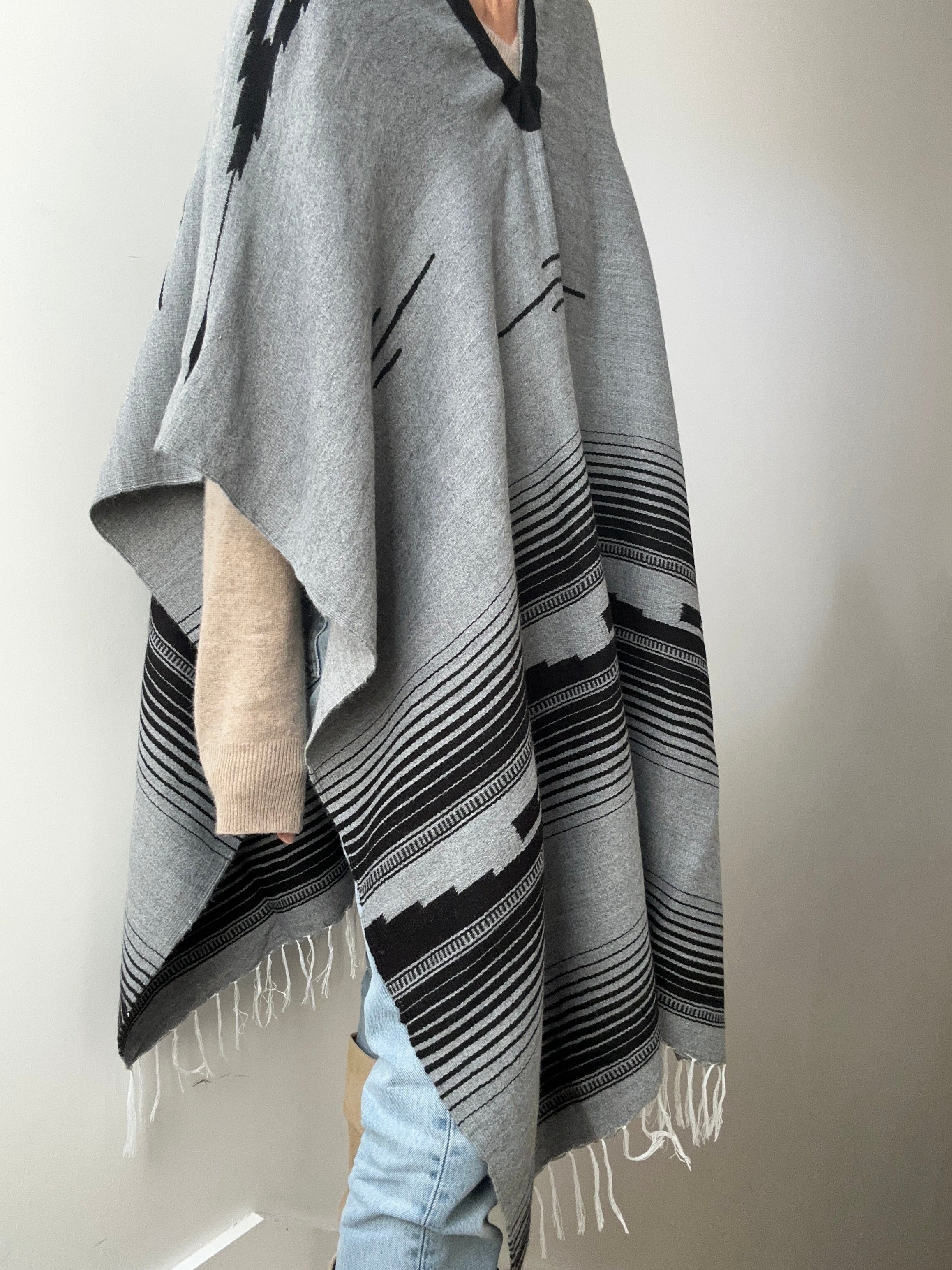 En Telar Woven Poncho Grey | Ponchos