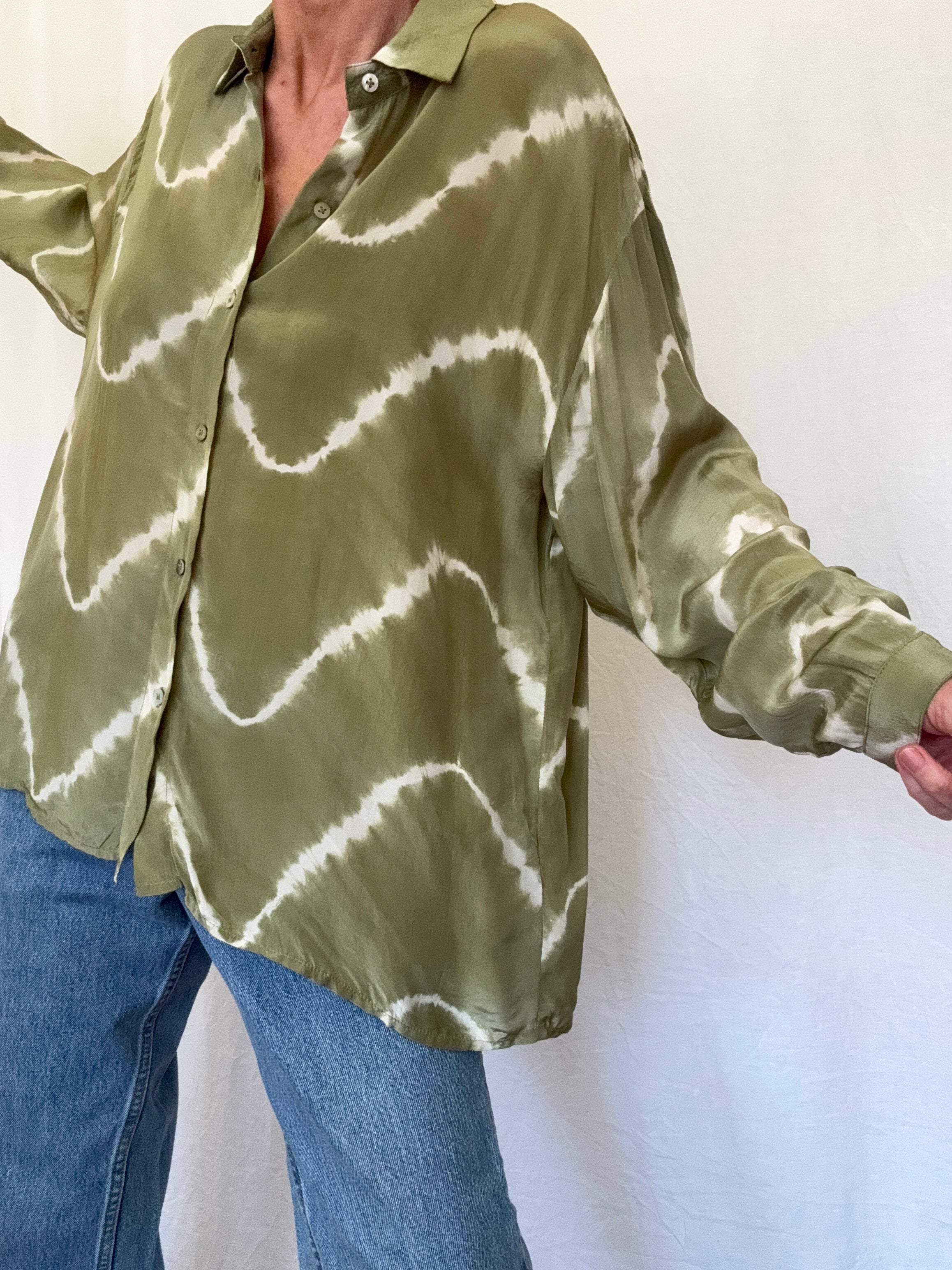 Nous Antwerp Shirts Meganne Blouse Sage Green Tiedye