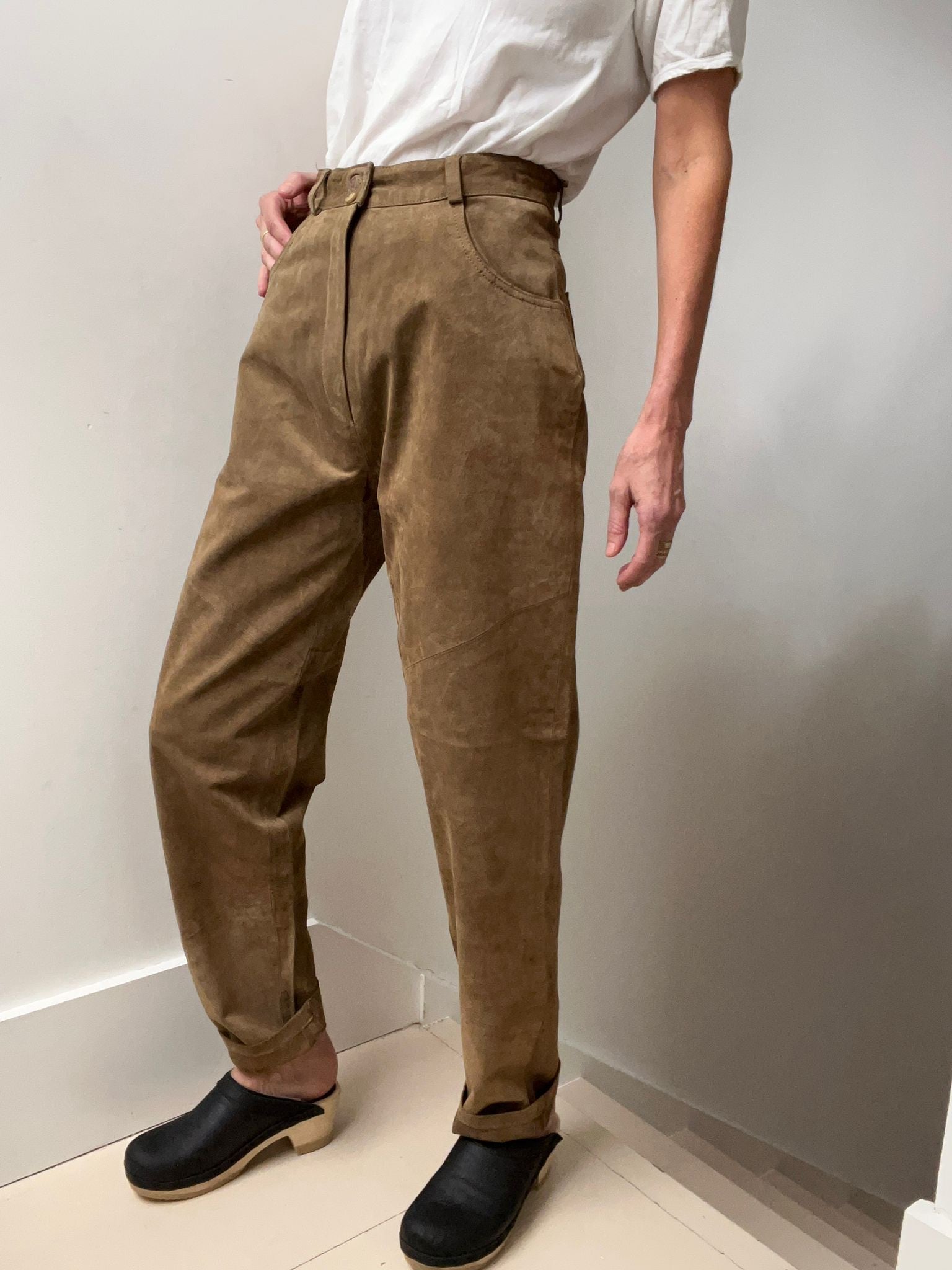 Suede Pants  How to Wear and Where to Buy  Chictopia  Brown pants  outfit Pant outfits for women Suede pants